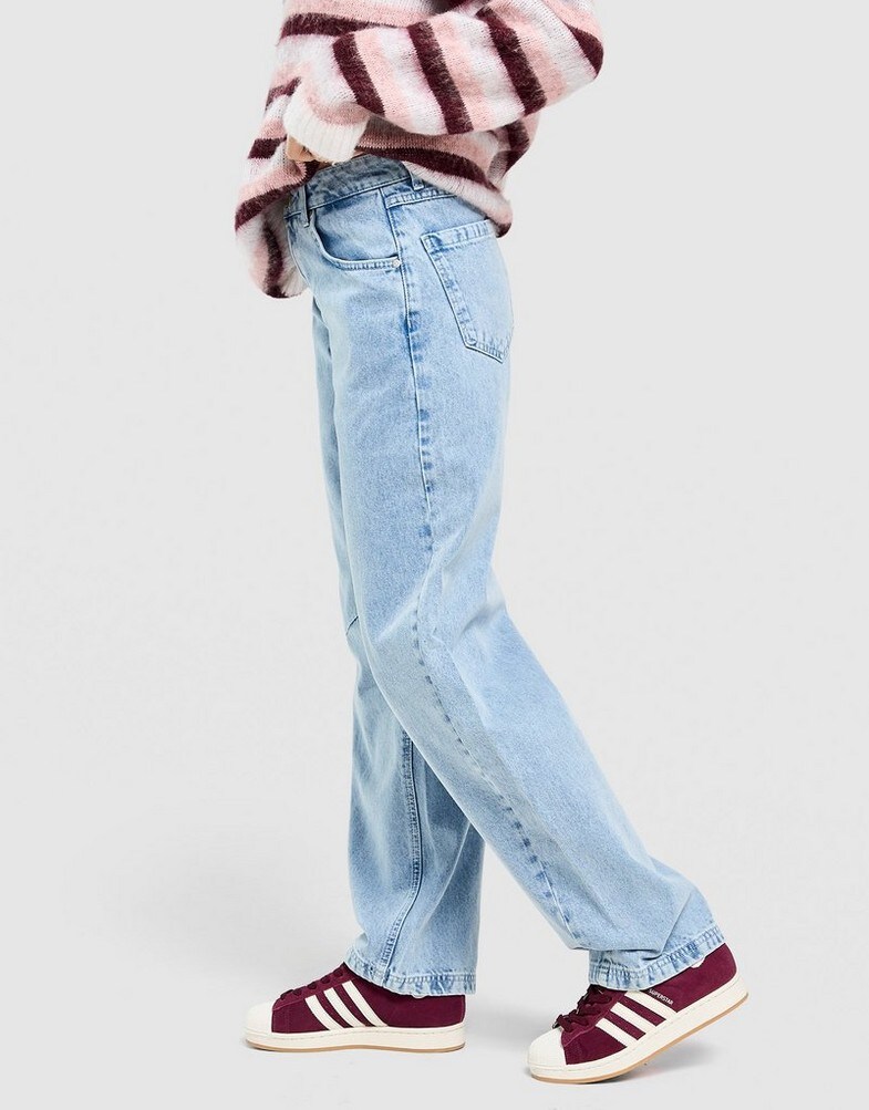 Jak nosić mom jeans?