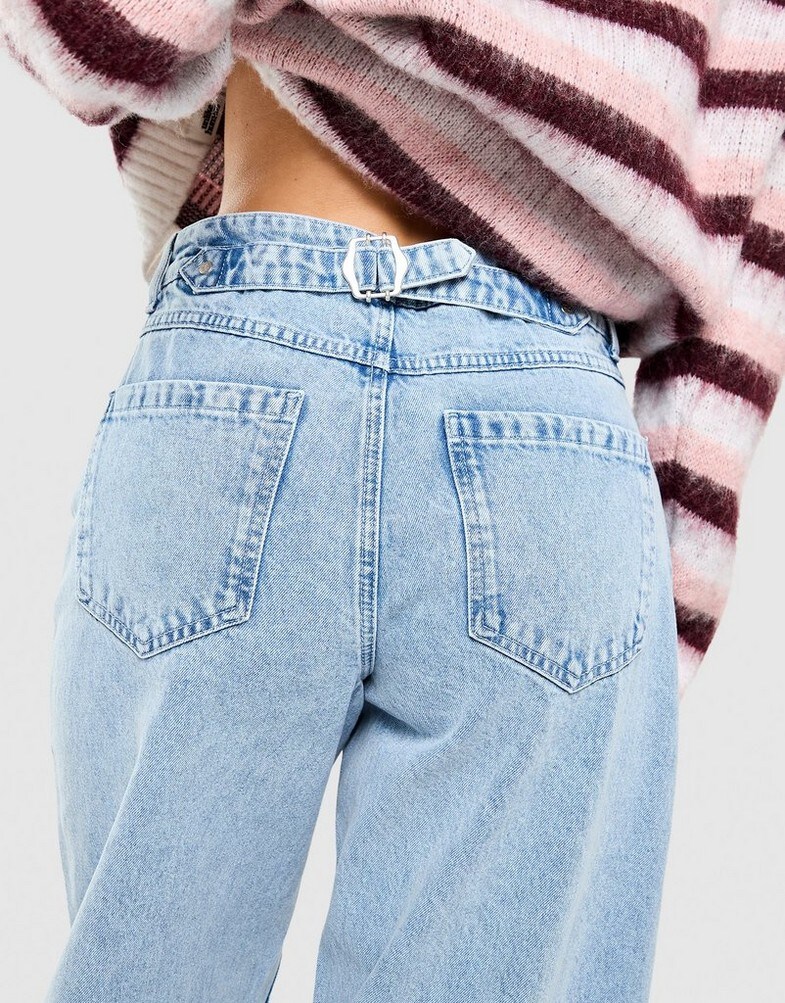 Jak nosić mom jeans?