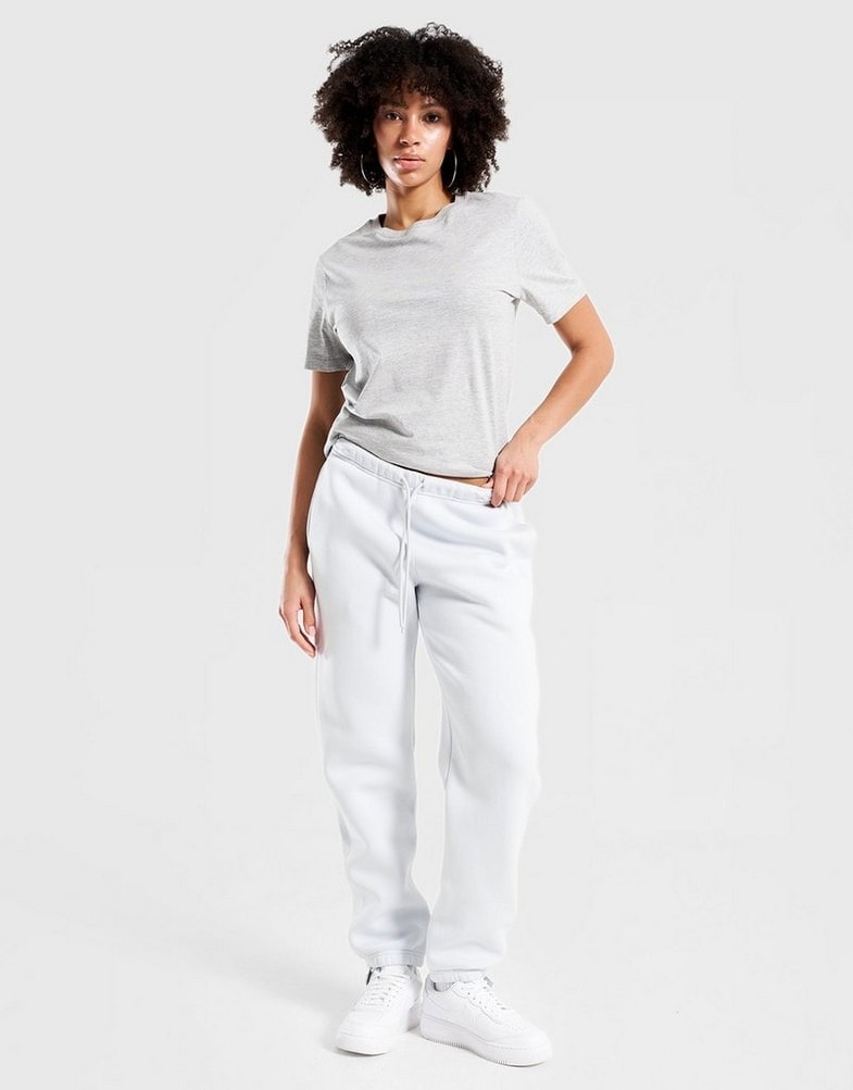 Białe Nike Air Force 1 – z czym nosić kultowe buty?